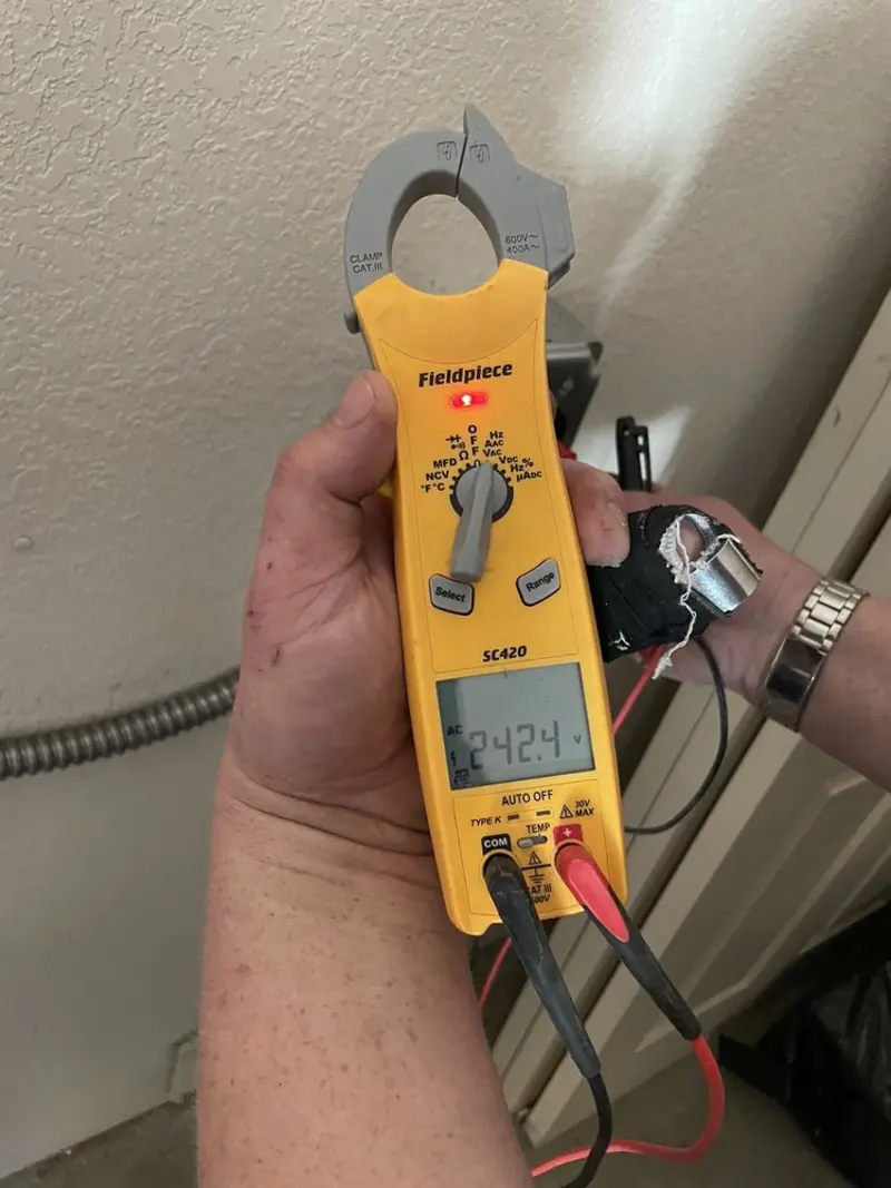 Voltage testing with clamp meter during Circuit Breaker Repair in Landen